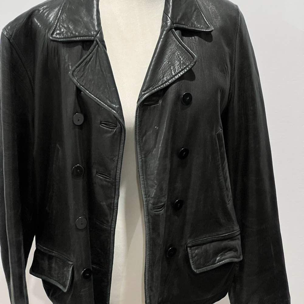 Vintage Sleek Black Leather Jacket - Picture 2 of 9